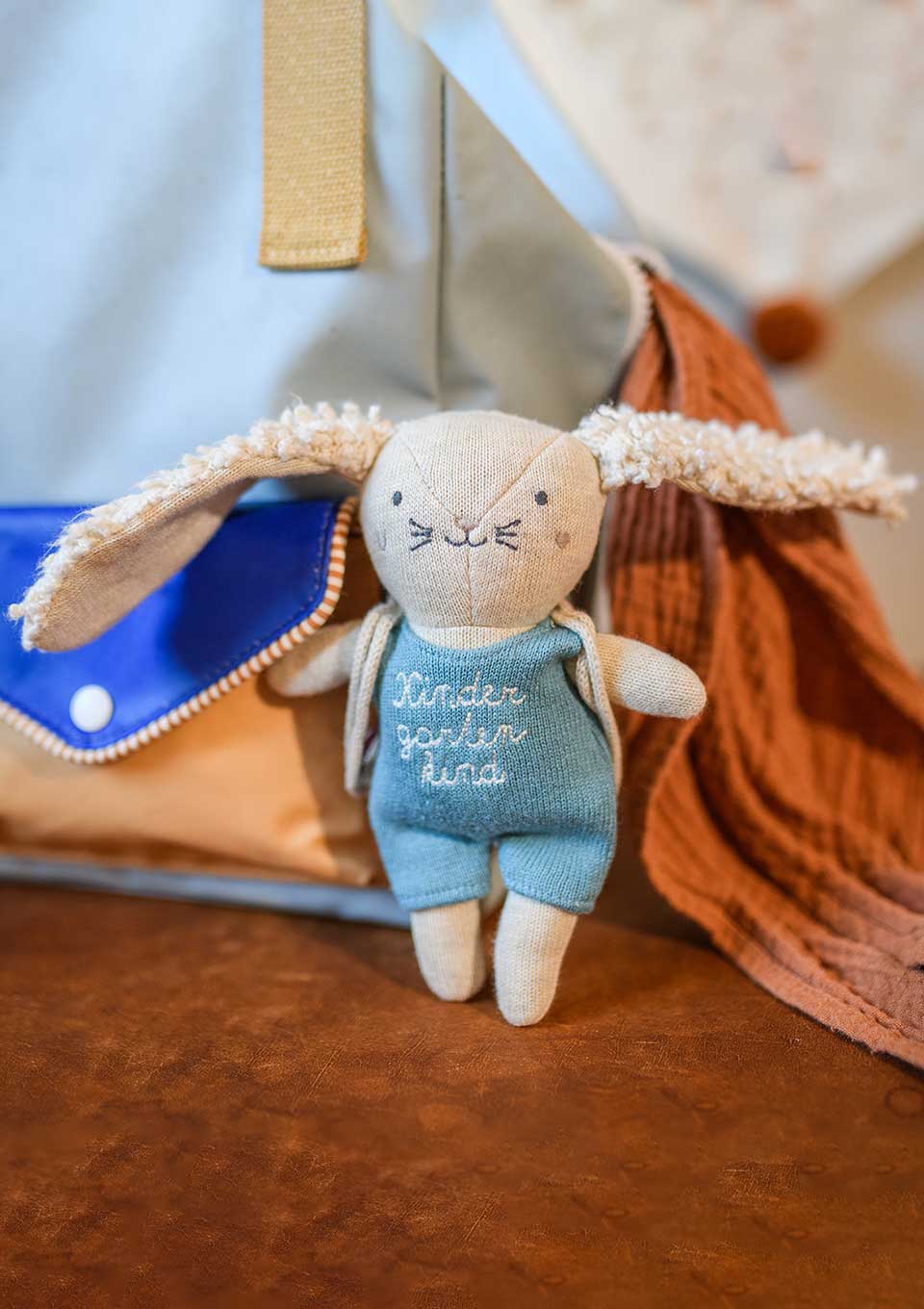 ava&yves Hase "Kindergartenkind" mit Rucksack in hellblau - tiny - boon.com