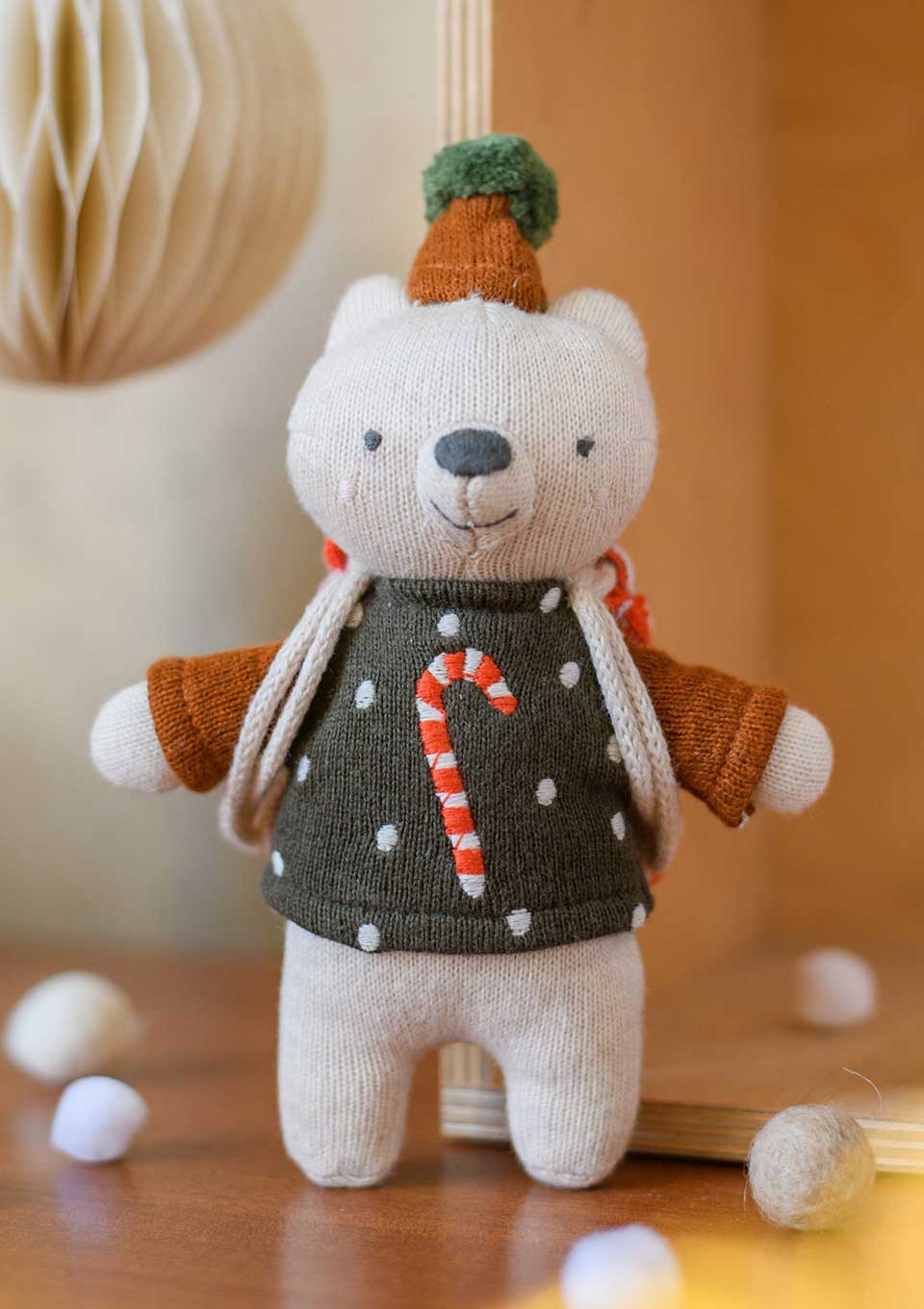 ava&yves Weihnachts - Bär mit Hütchen und Rucksack - 18 cm - tiny - boon.com