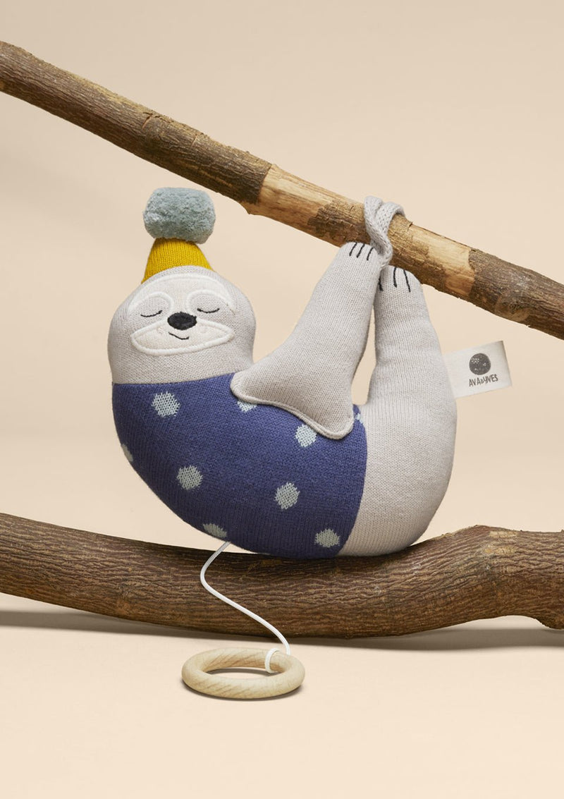 ava&yves Strickspieluhr "Faultier" - tiny-boon.com